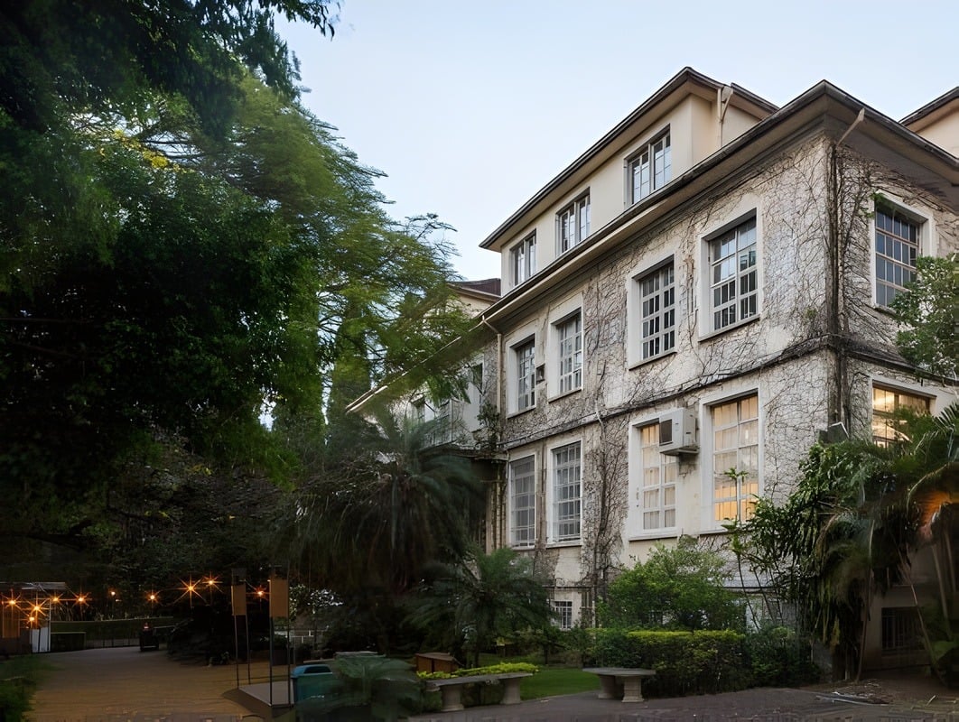 Fachada de prédio histórico iluminada por luzes douradas em desfoque